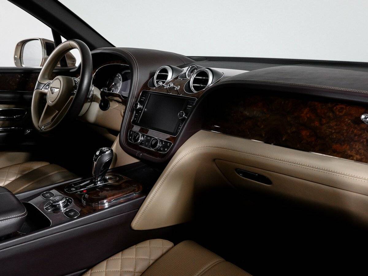 Bentley Bentayga с пробегом — 2016 год. Фото: #8