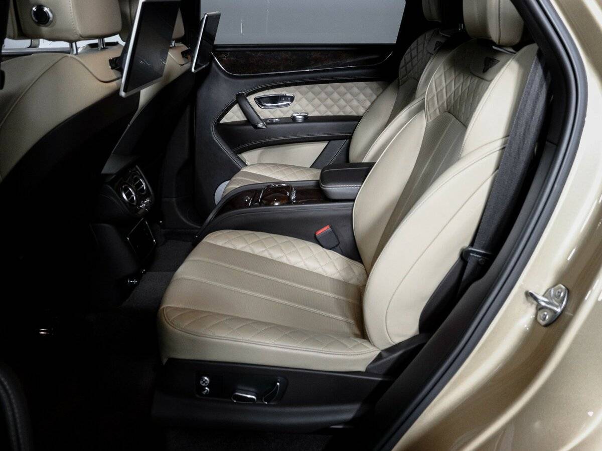 Bentley Bentayga с пробегом — 2016 год. Фото: #9