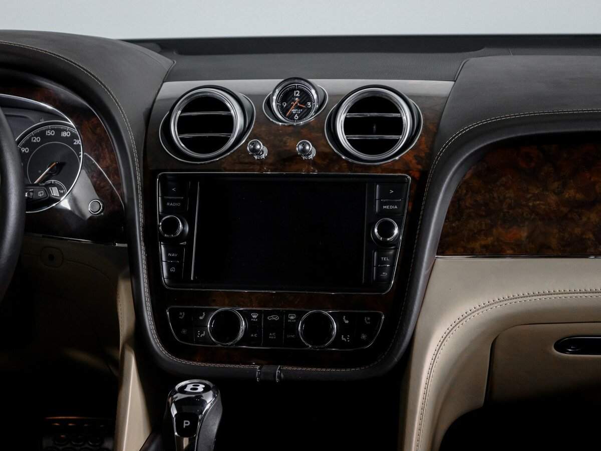 Bentley Bentayga с пробегом — 2016 год. Фото: #12