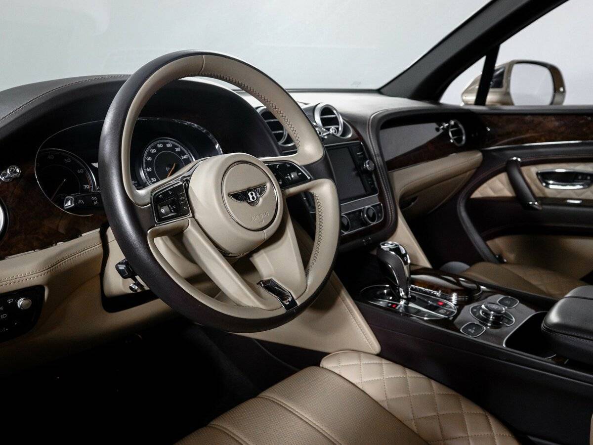 Bentley Bentayga с пробегом — 2016 год. Фото: #13