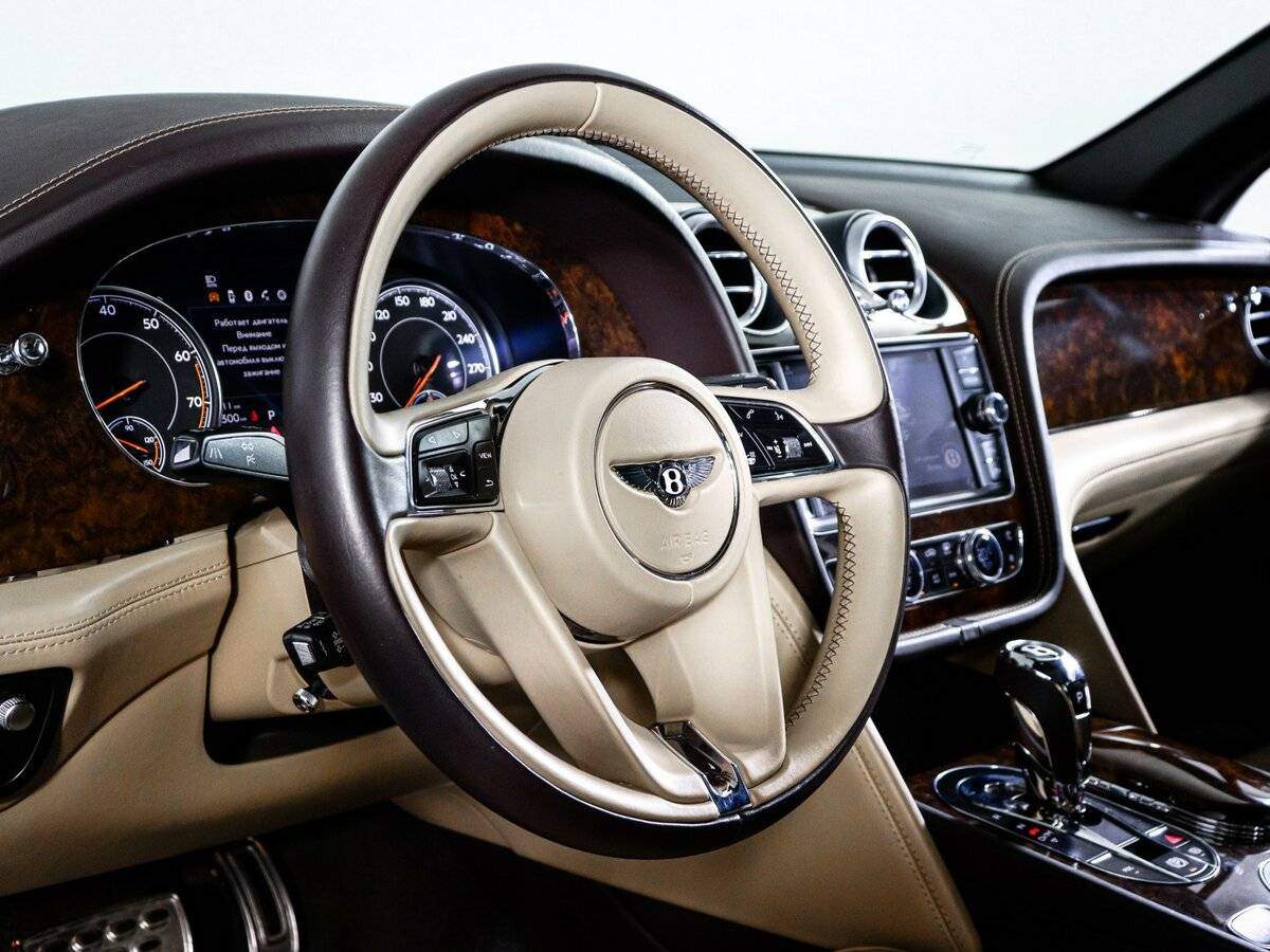 Bentley Bentayga с пробегом — 2016 год. Фото: #22