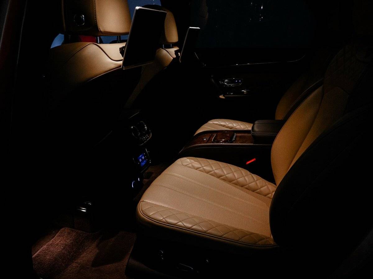 Bentley Bentayga с пробегом — 2016 год. Фото: #32