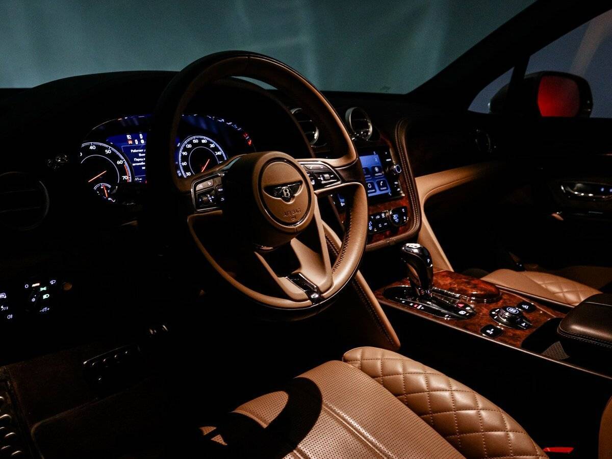 Bentley Bentayga с пробегом — 2016 год. Фото: #33