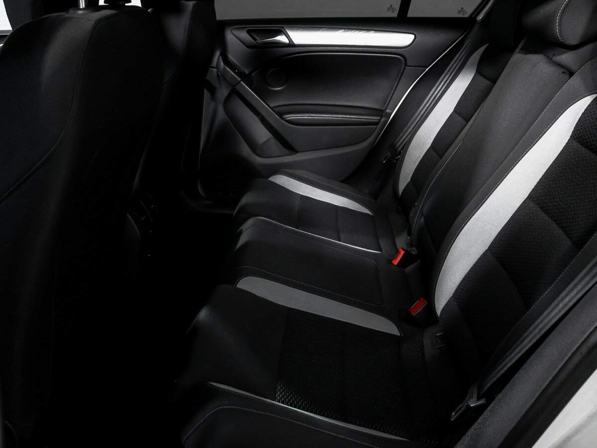 Volkswagen Golf R с пробегом — 2012 год. Фото: #9