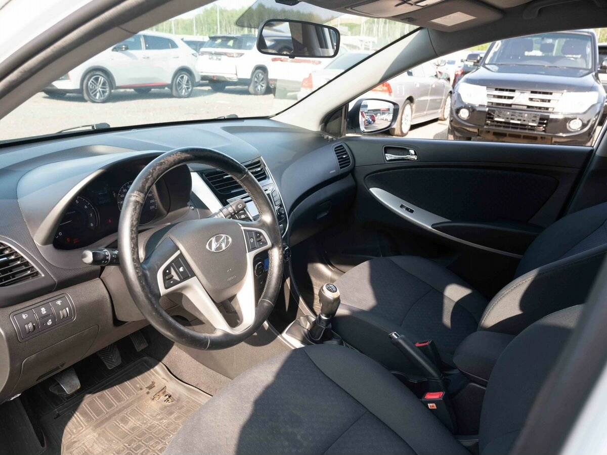 Hyundai Solaris с пробегом — 2014 год. Фото: #7