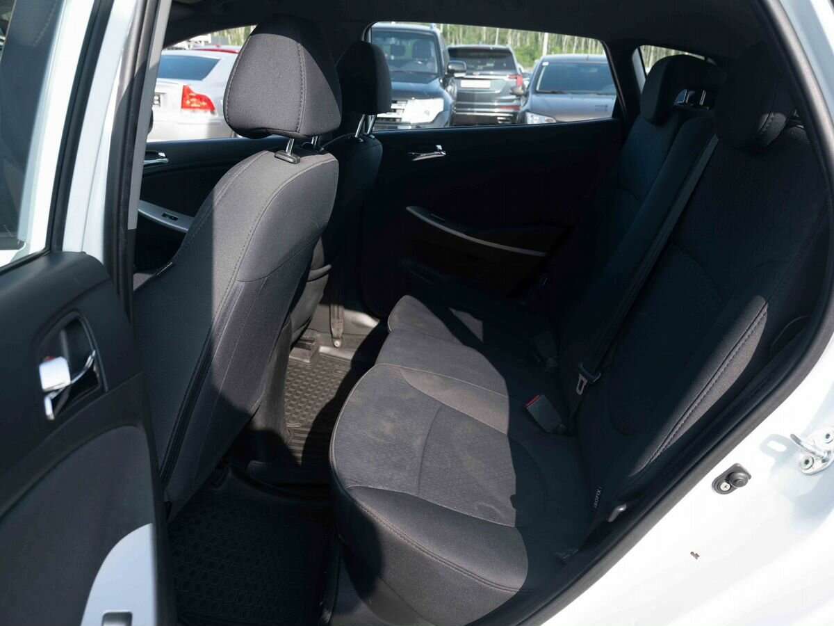 Hyundai Solaris с пробегом — 2014 год. Фото: #9