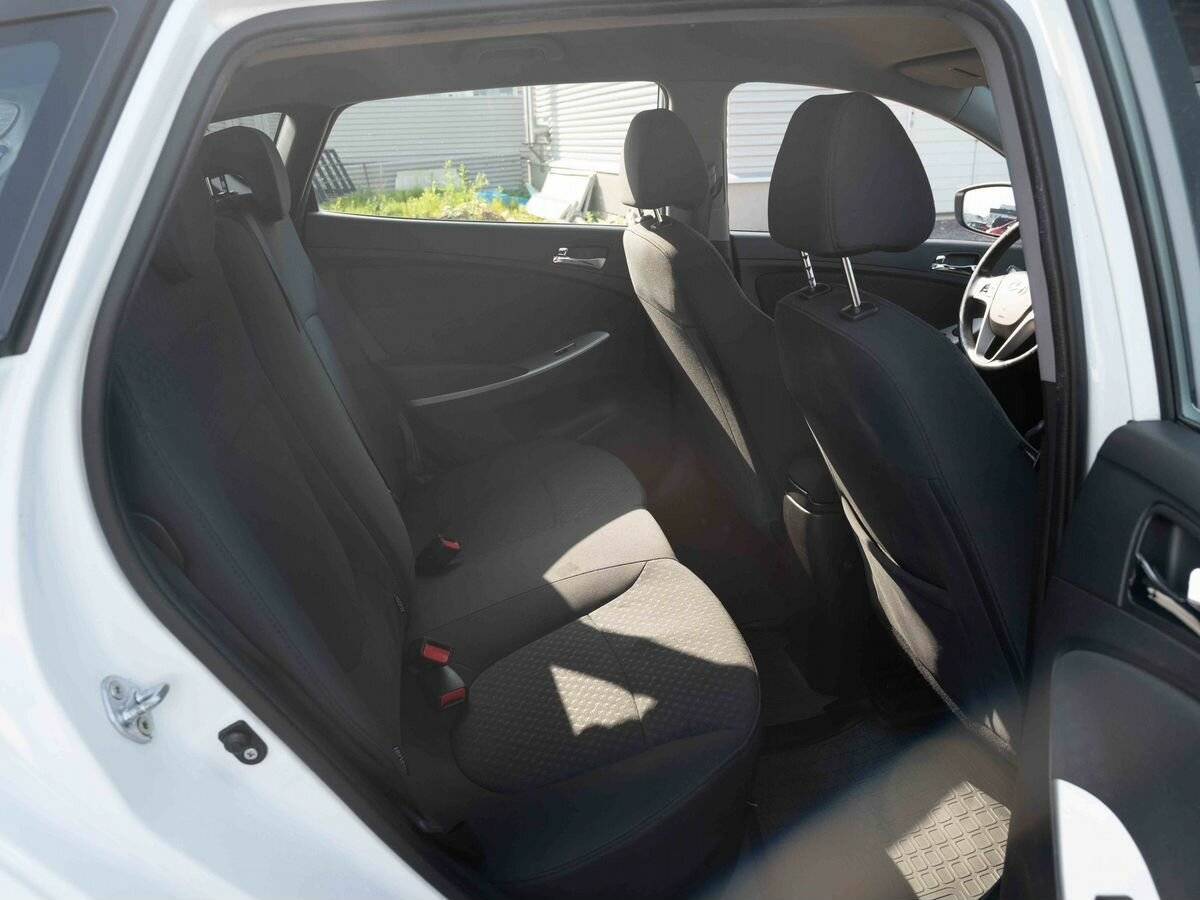 Hyundai Solaris с пробегом — 2014 год. Фото: #10