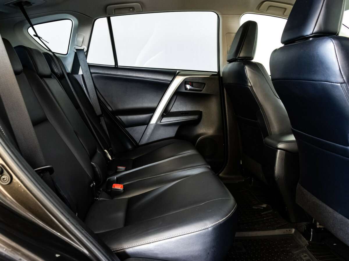 Toyota RAV4 с пробегом — 2015 год. Фото: #15