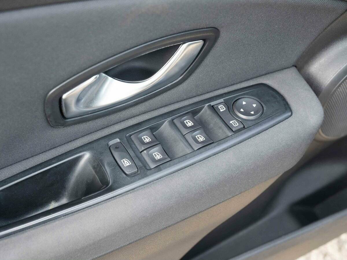 Renault Fluence с пробегом — 2010 год. Фото: #15