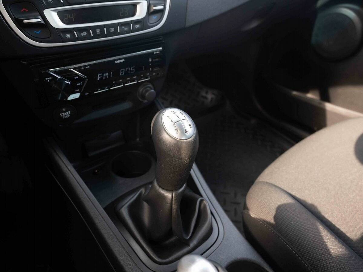 Renault Fluence с пробегом — 2010 год. Фото: #18