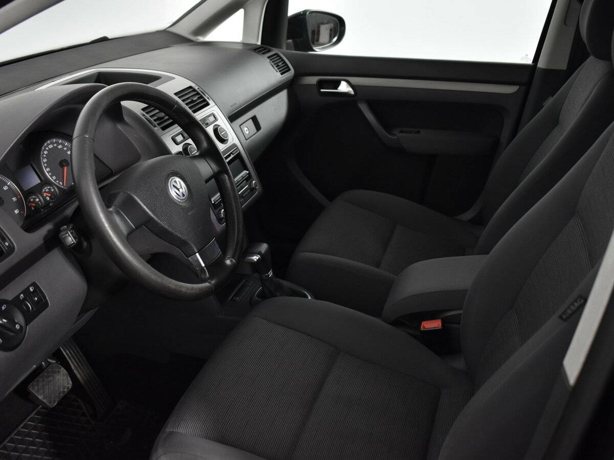 Volkswagen Touran с пробегом — 2010 год. Фото: #8