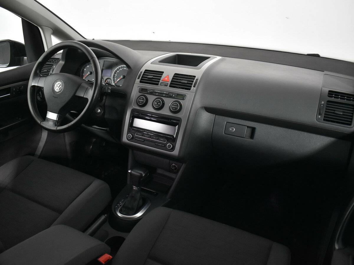 Volkswagen Touran с пробегом — 2010 год. Фото: #9