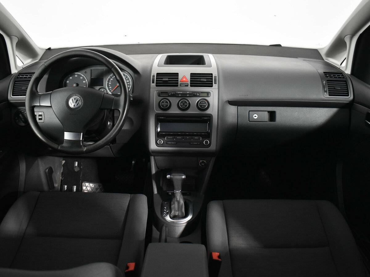 Volkswagen Touran с пробегом — 2010 год. Фото: #10