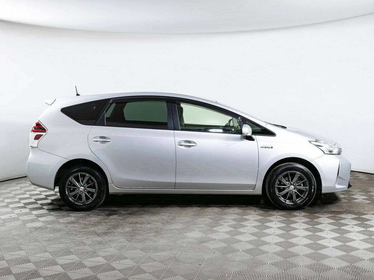 Toyota Prius Alpha с пробегом — 2017 год. Фото: #3