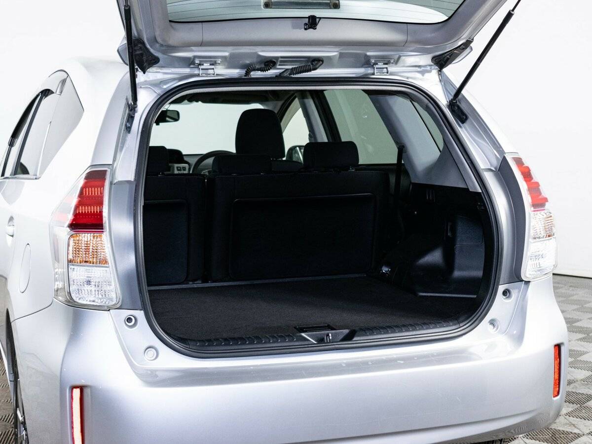 Toyota Prius Alpha с пробегом — 2017 год. Фото: #8