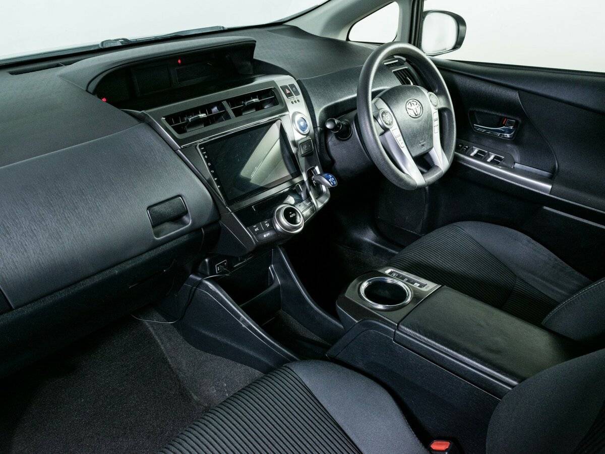 Toyota Prius Alpha с пробегом — 2017 год. Фото: #9