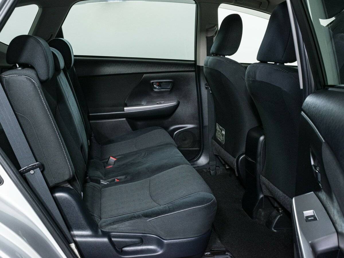 Toyota Prius Alpha с пробегом — 2017 год. Фото: #11