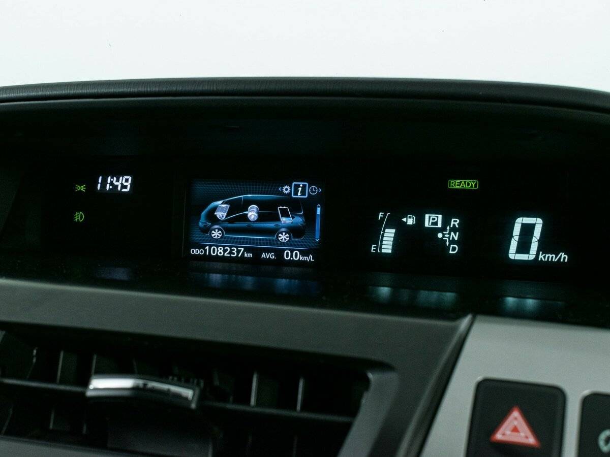 Toyota Prius Alpha с пробегом — 2017 год. Фото: #12