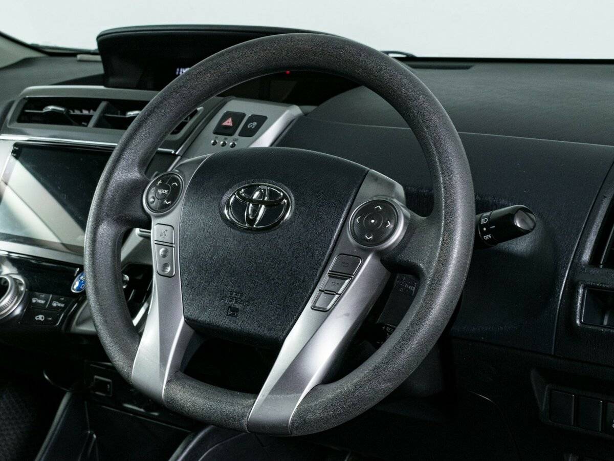 Toyota Prius Alpha с пробегом — 2017 год. Фото: #13