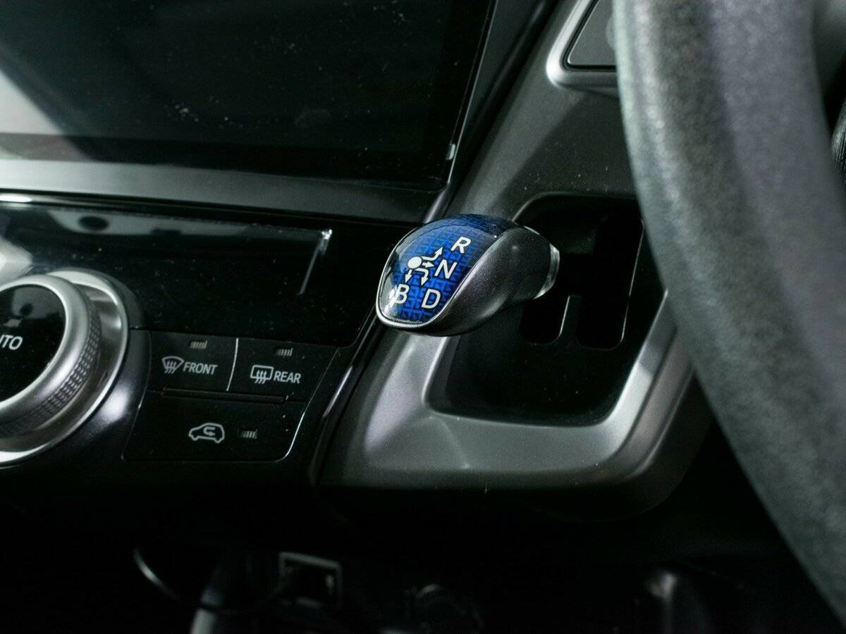 Toyota Prius Alpha с пробегом — 2017 год. Фото: #15