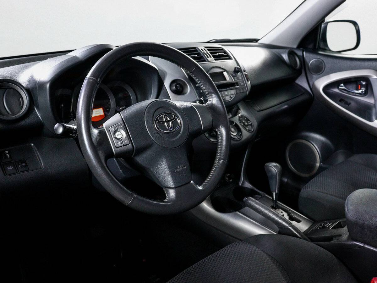 Toyota RAV4 с пробегом — 2006 год. Фото: #13