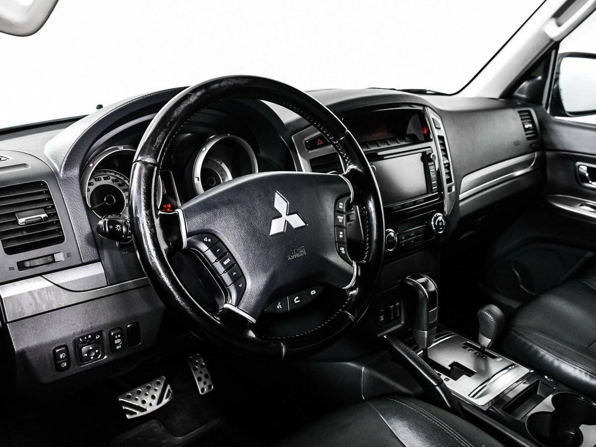 Mitsubishi Pajero с пробегом — 2015 год. Фото: #12