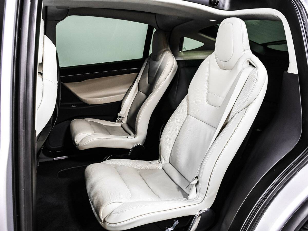 Tesla Model X с пробегом — 2016 год. Фото: #12