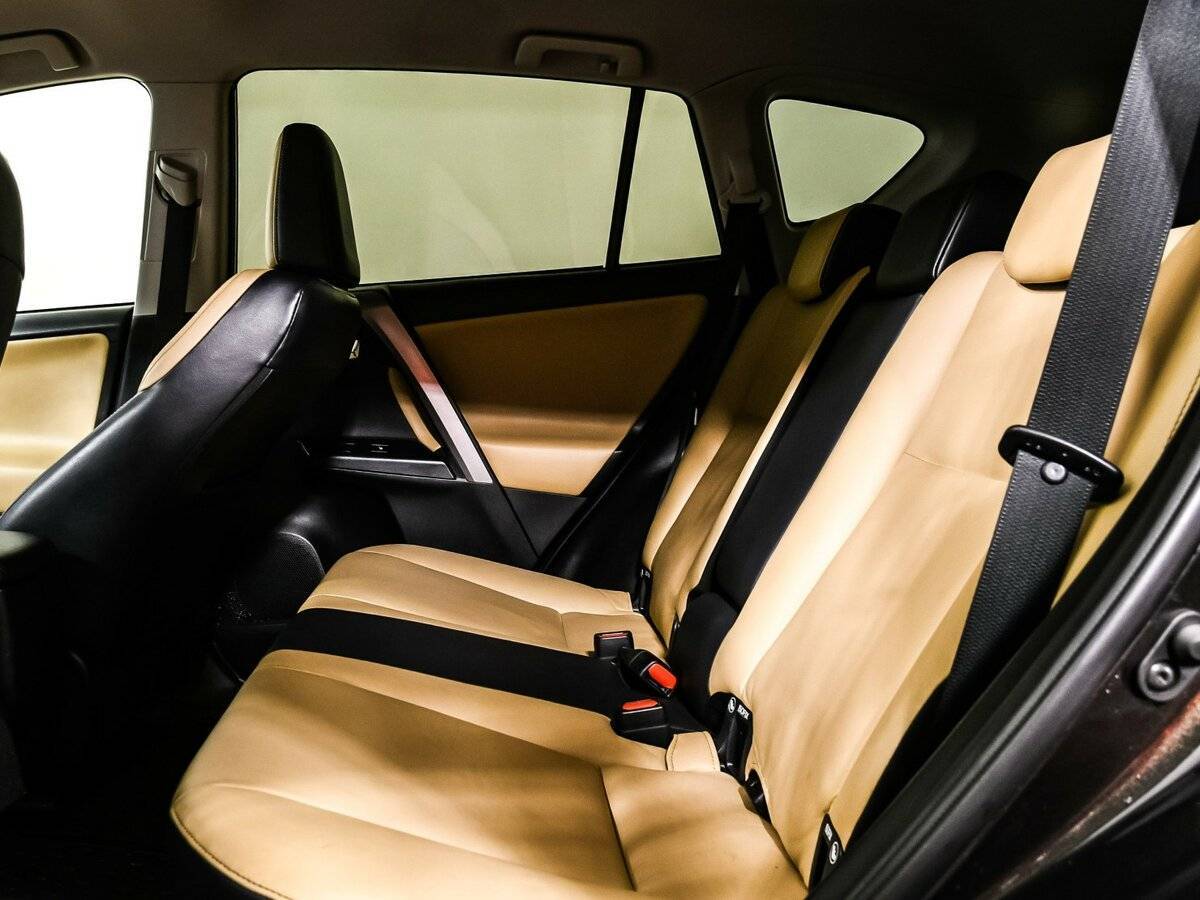 Toyota RAV4 с пробегом — 2015 год. Фото: #11