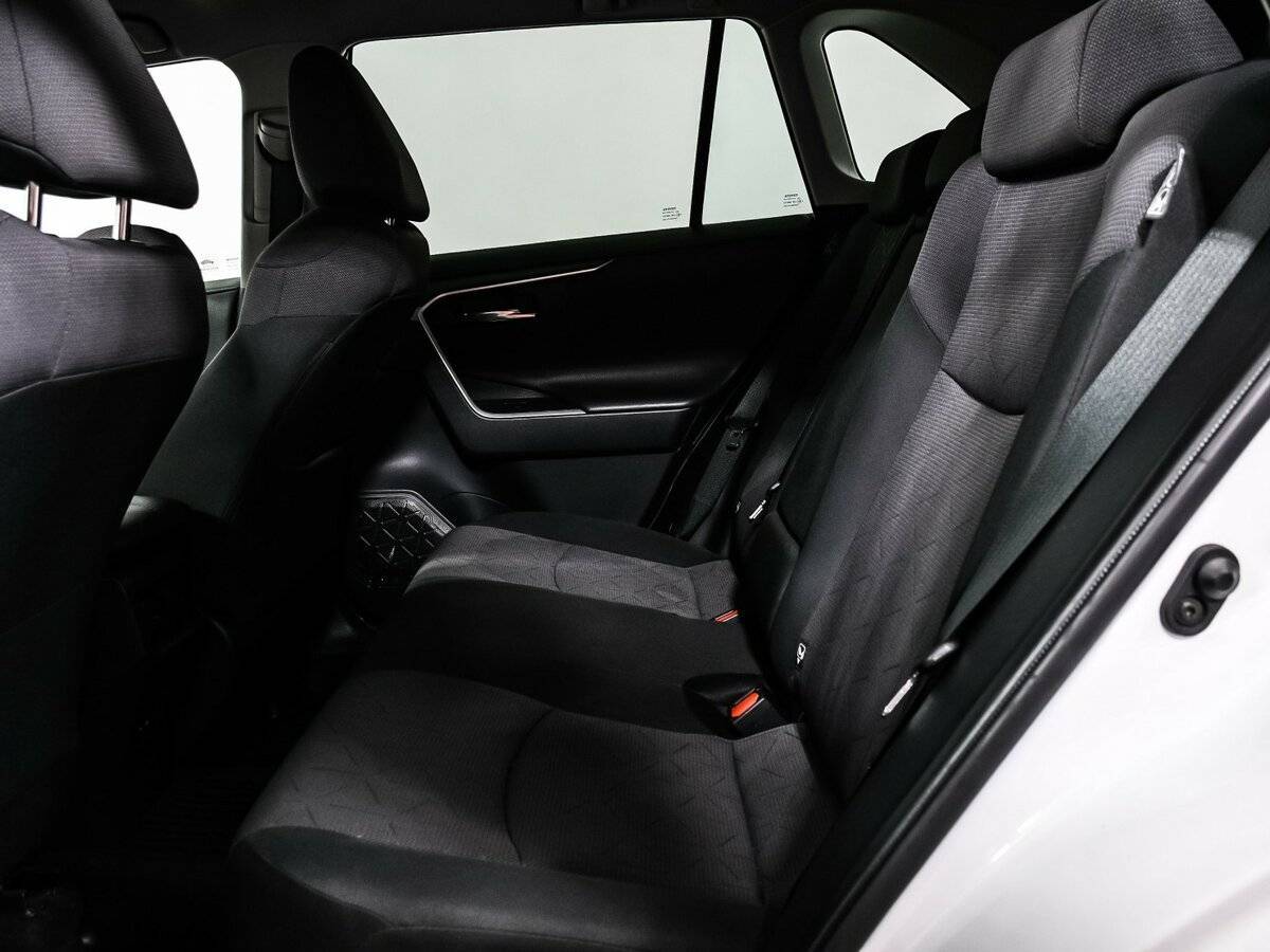 Toyota RAV4 с пробегом — 2021 год. Фото: #11