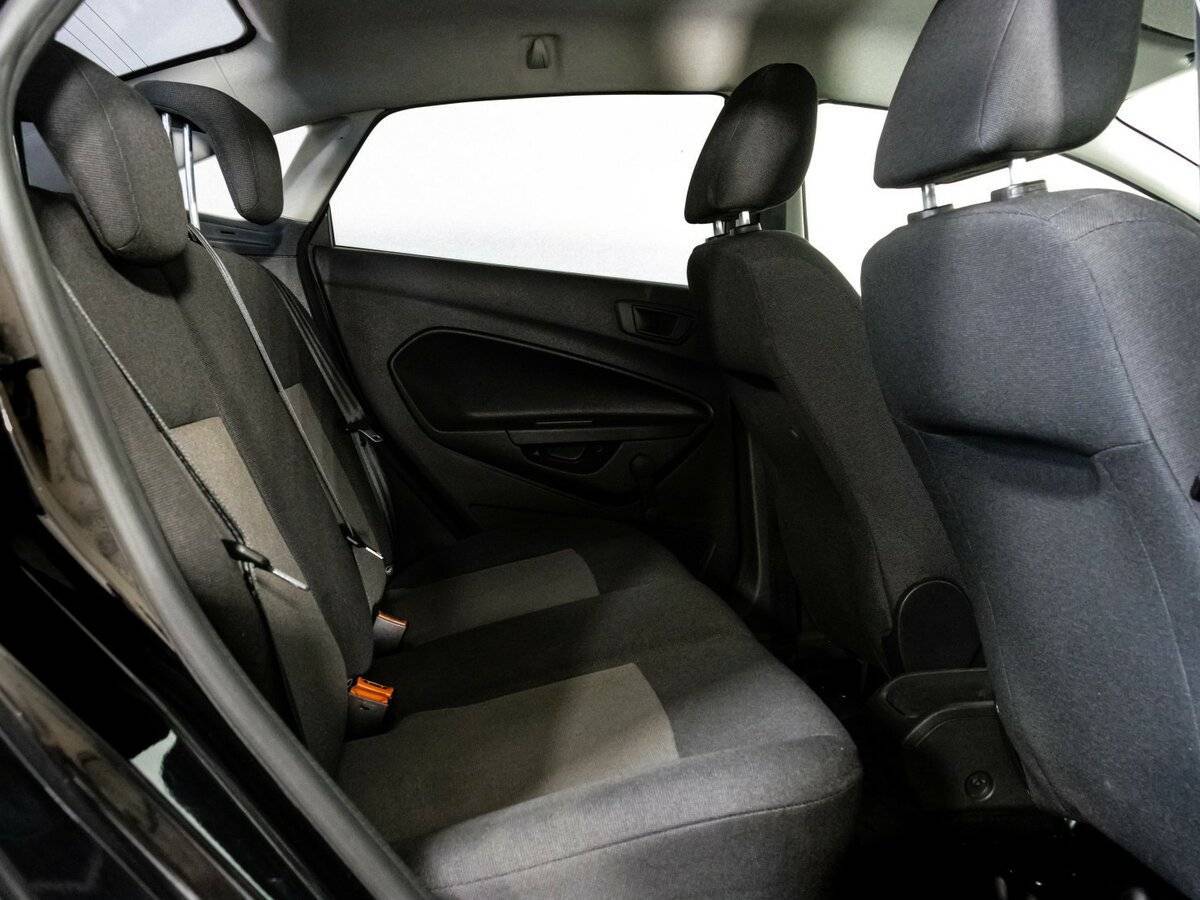 Ford Fiesta с пробегом — 2015 год. Фото: #15