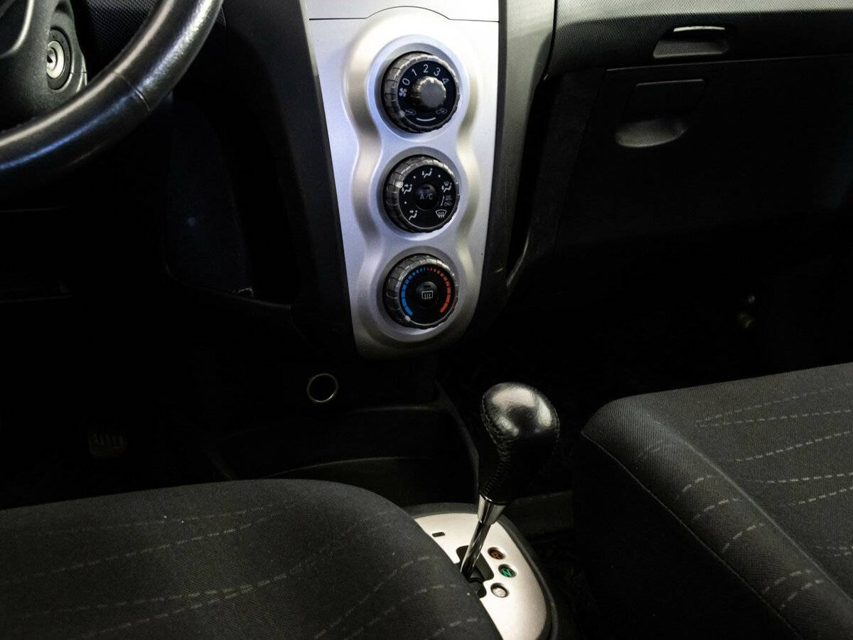 Toyota Yaris с пробегом — 2006 год. Фото: #10