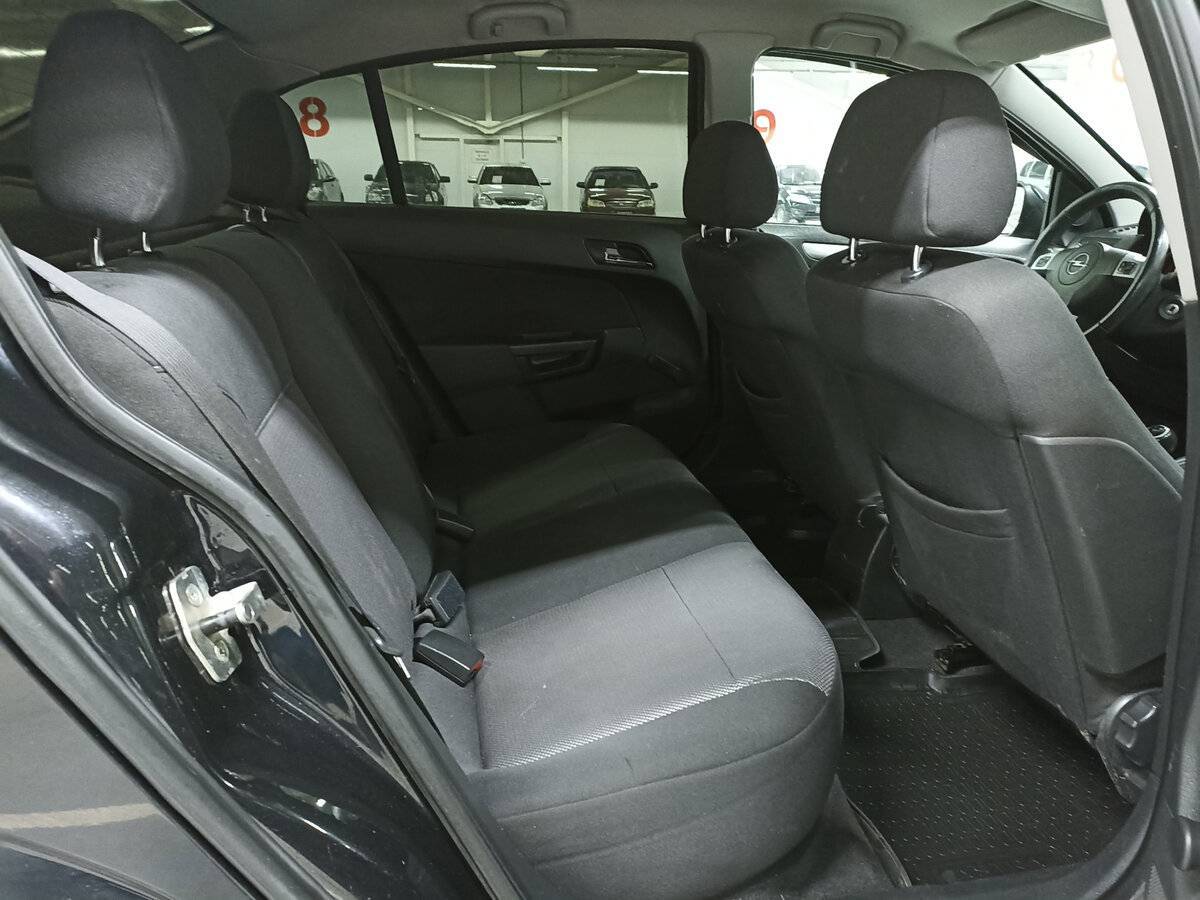 Opel Astra с пробегом — 2011 год. Фото: #11