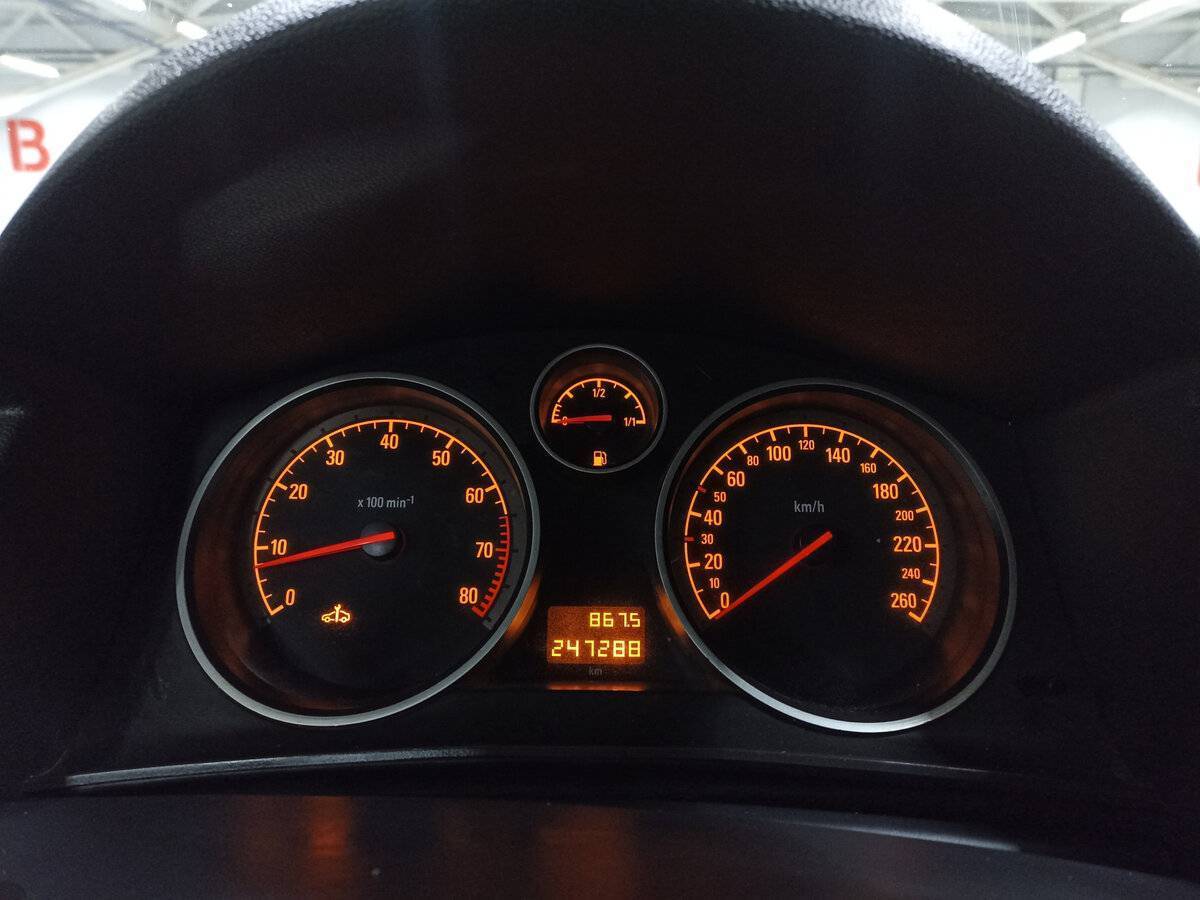 Opel Astra с пробегом — 2011 год. Фото: #12