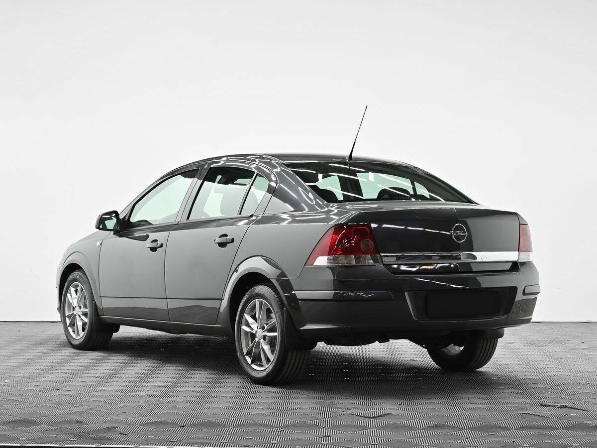 Opel Astra с пробегом — 2012 год. Фото: #2