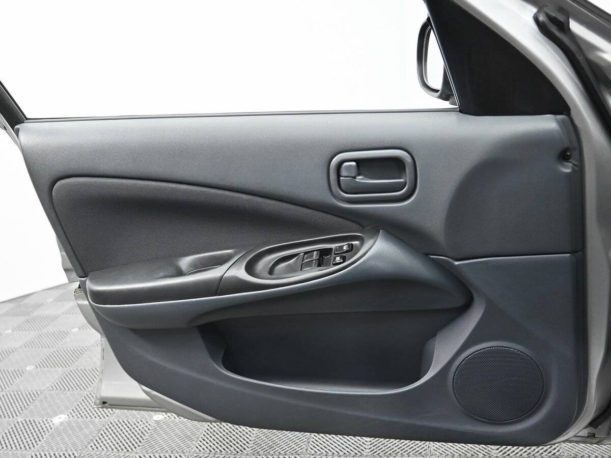 Nissan Almera с пробегом — 2005 год. Фото: #6