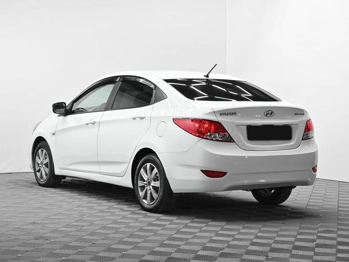 Hyundai Solaris с пробегом — 2011 год. Фото: #2