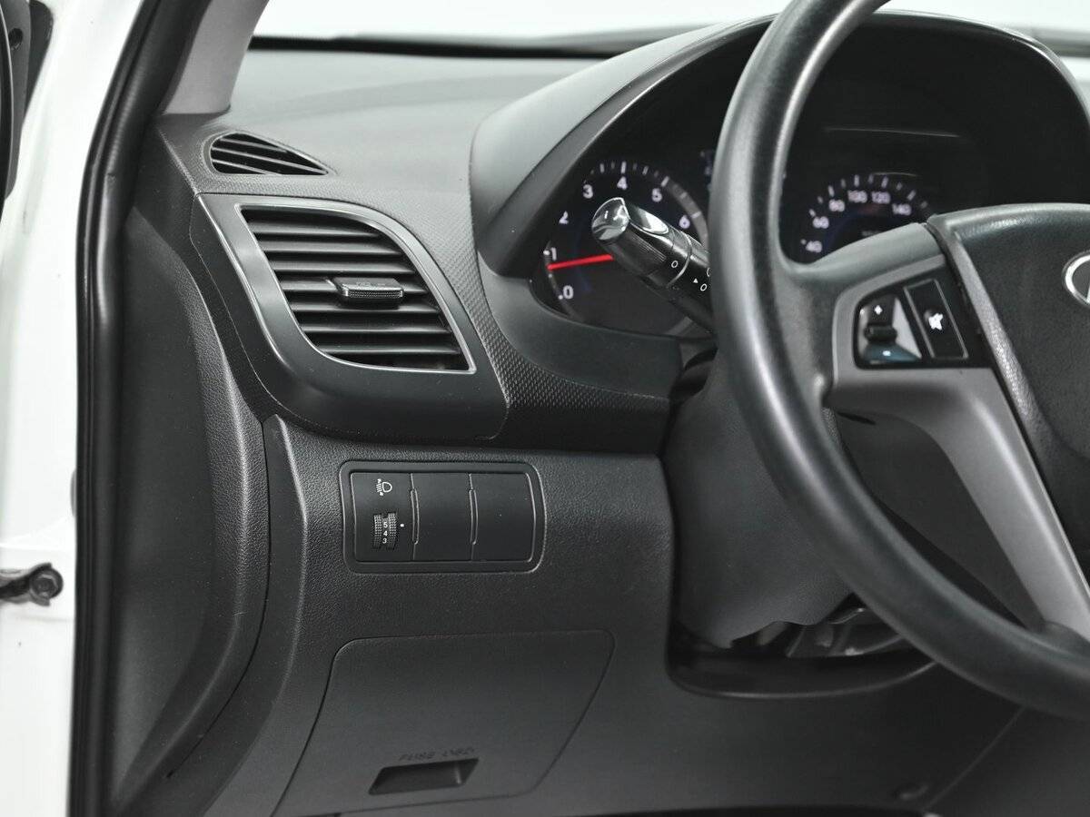 Hyundai Solaris с пробегом — 2011 год. Фото: #7