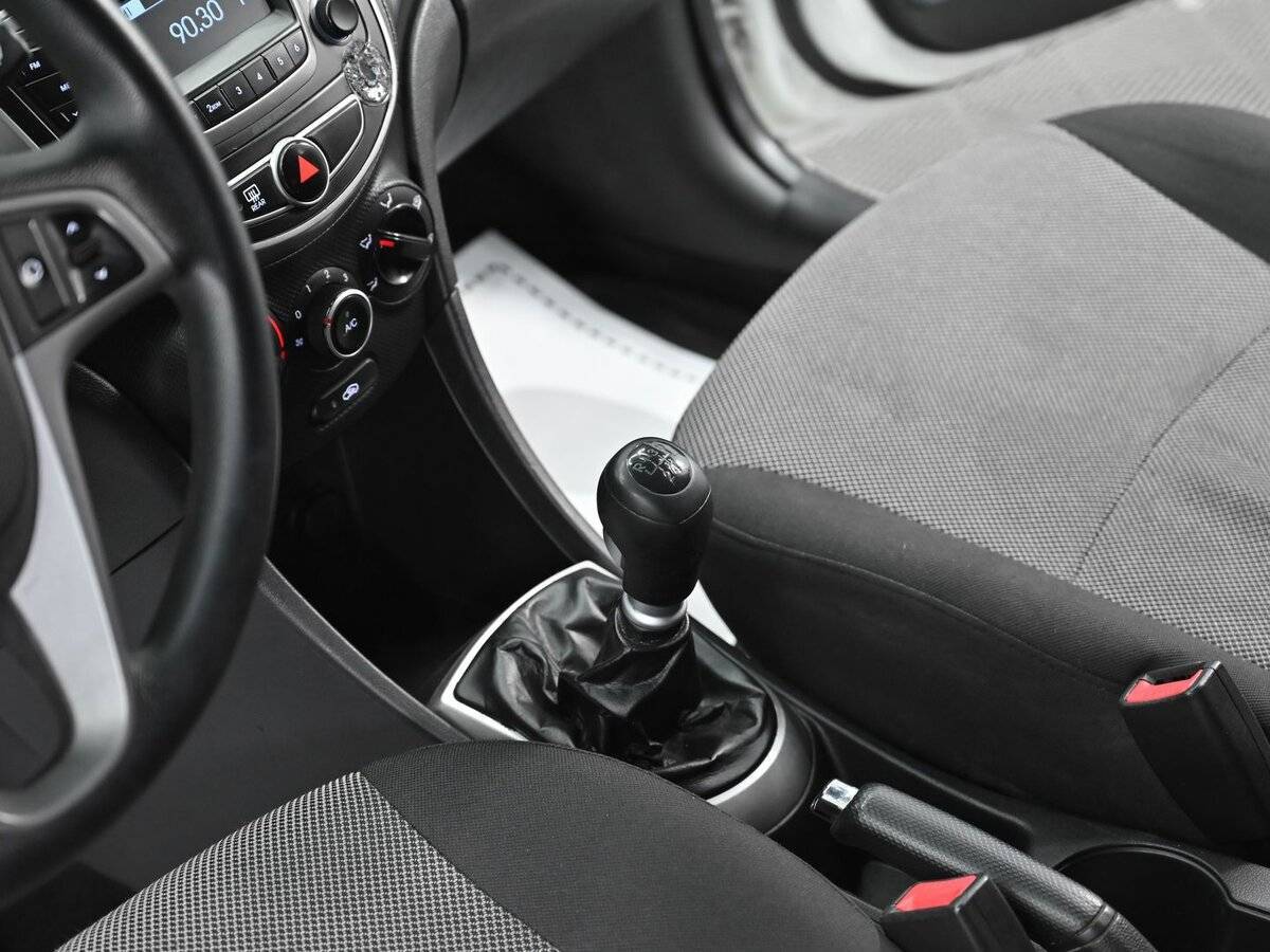 Hyundai Solaris с пробегом — 2011 год. Фото: #10