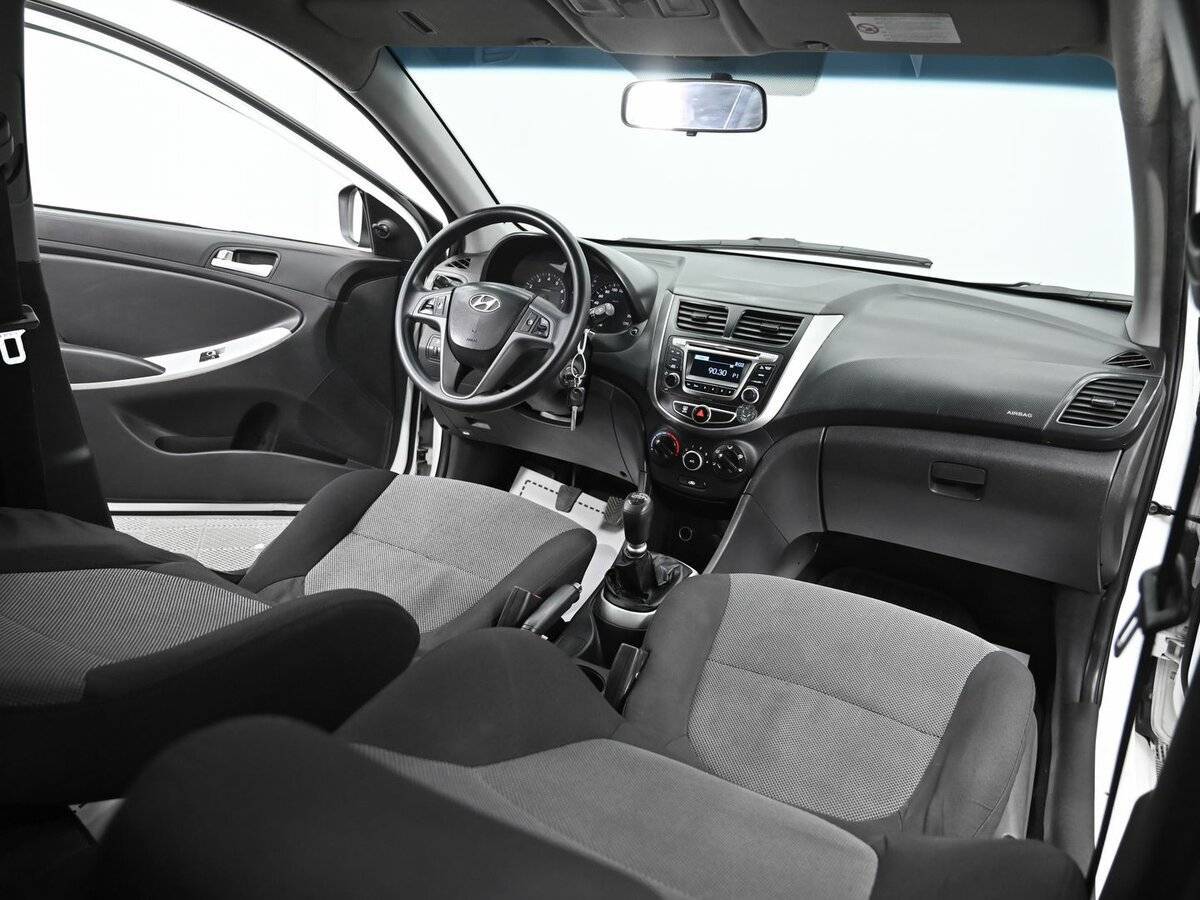 Hyundai Solaris с пробегом — 2011 год. Фото: #12