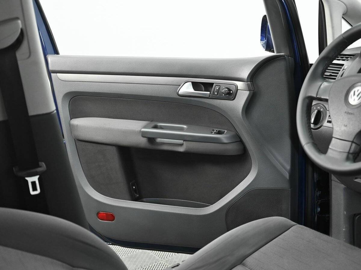 Volkswagen Touran с пробегом — 2007 год. Фото: #6