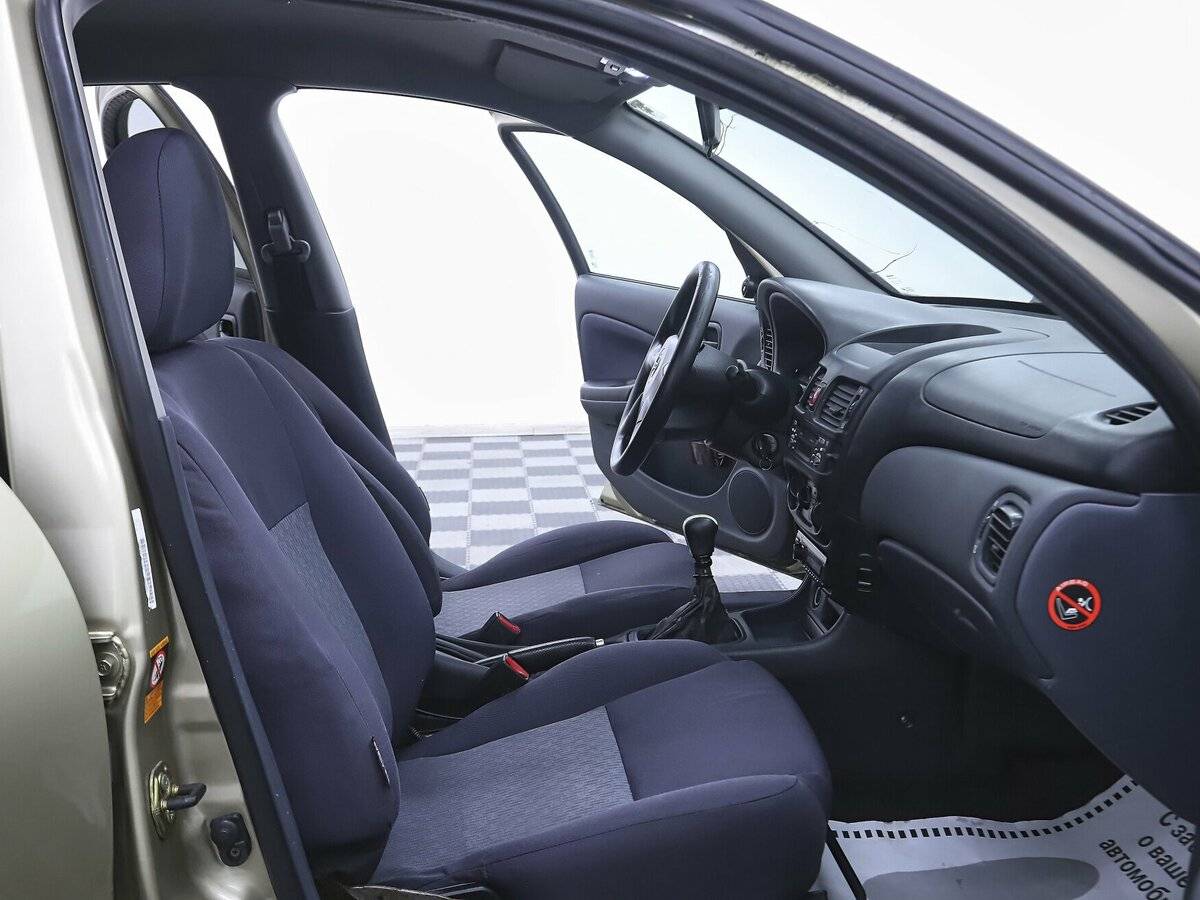 Nissan Almera с пробегом — 2004 год. Фото: #10