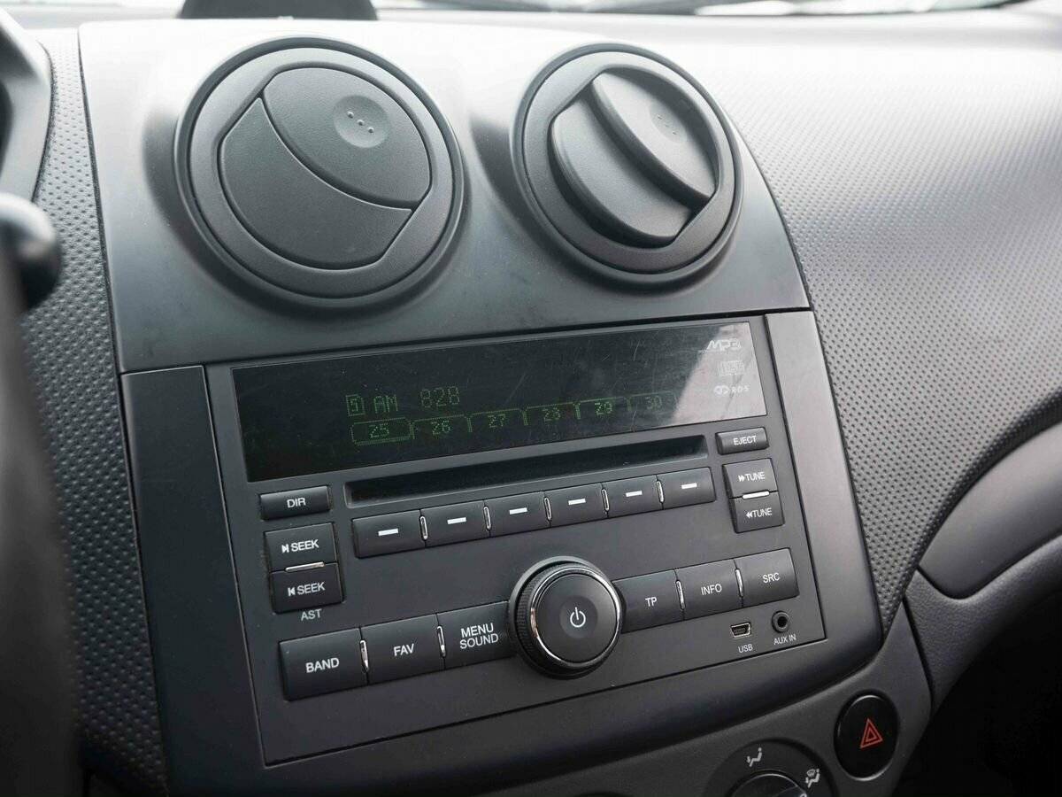 Chevrolet Aveo с пробегом — 2010 год. Фото: #16