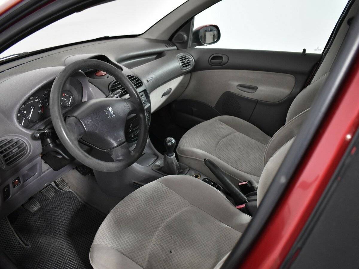 Peugeot 206 с пробегом — 2003 год. Фото: #8