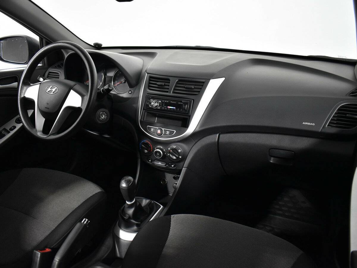 Hyundai Solaris с пробегом — 2011 год. Фото: #9