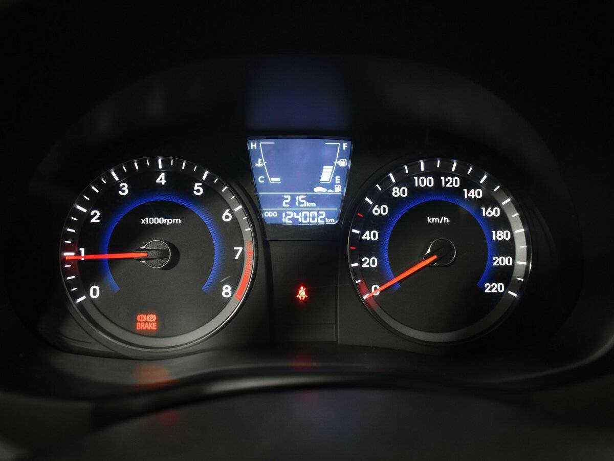 Hyundai Solaris с пробегом — 2011 год. Фото: #12