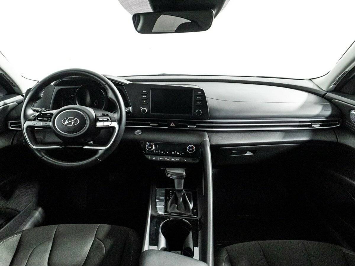 Hyundai Elantra с пробегом — 2021 год. Фото: #12