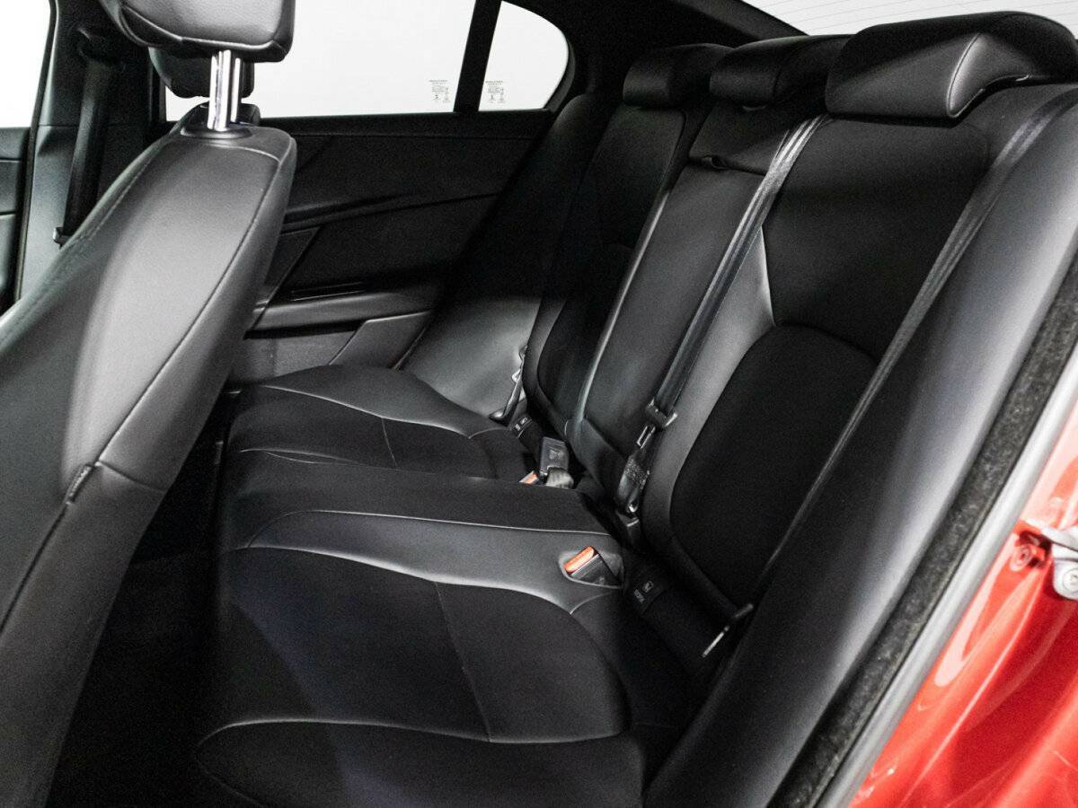 Jaguar XE с пробегом — 2016 год. Фото: #9