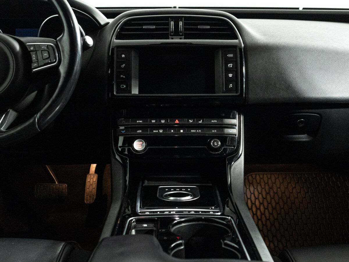 Jaguar XE с пробегом — 2016 год. Фото: #13
