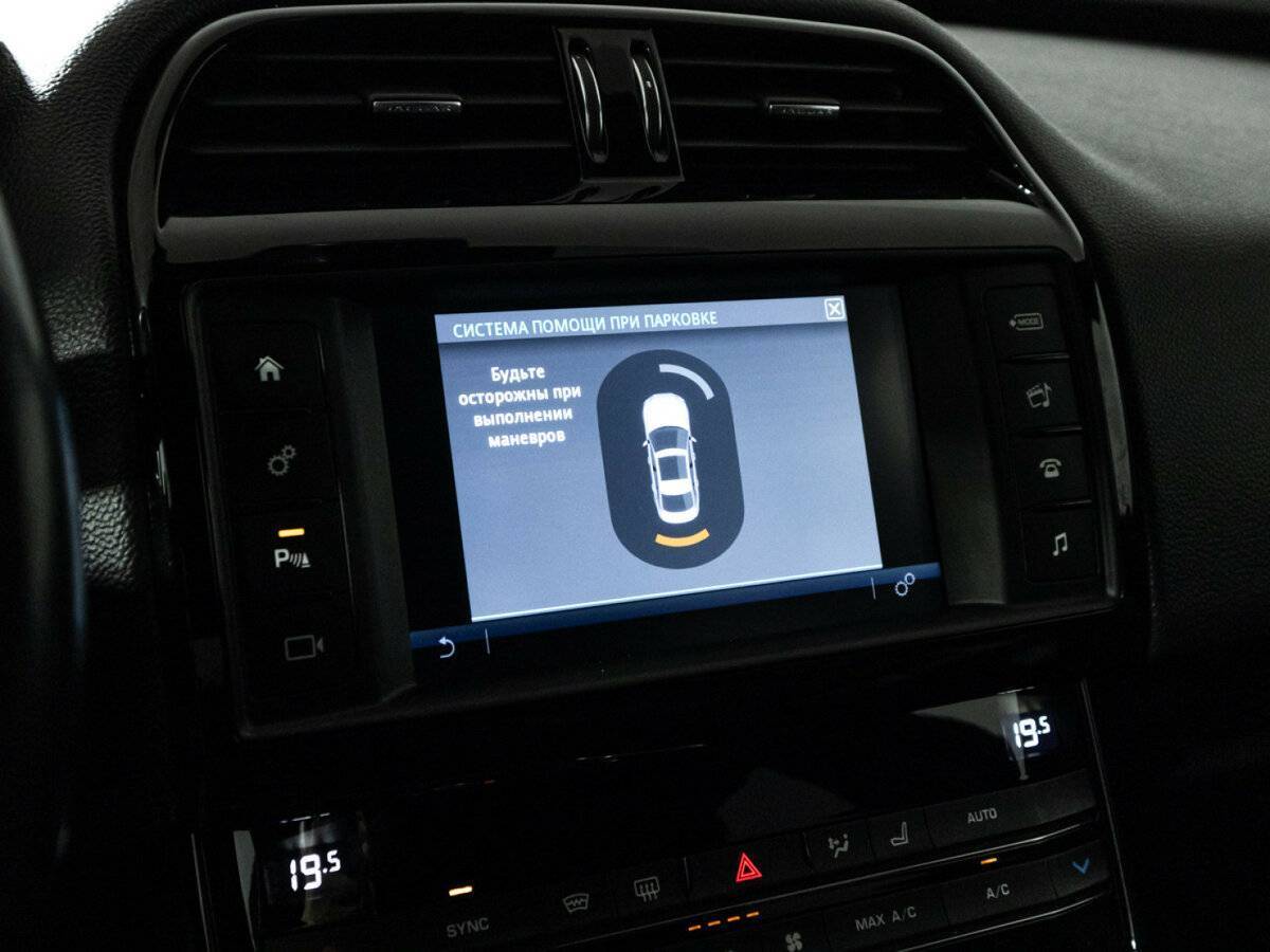 Jaguar XE с пробегом — 2016 год. Фото: #15