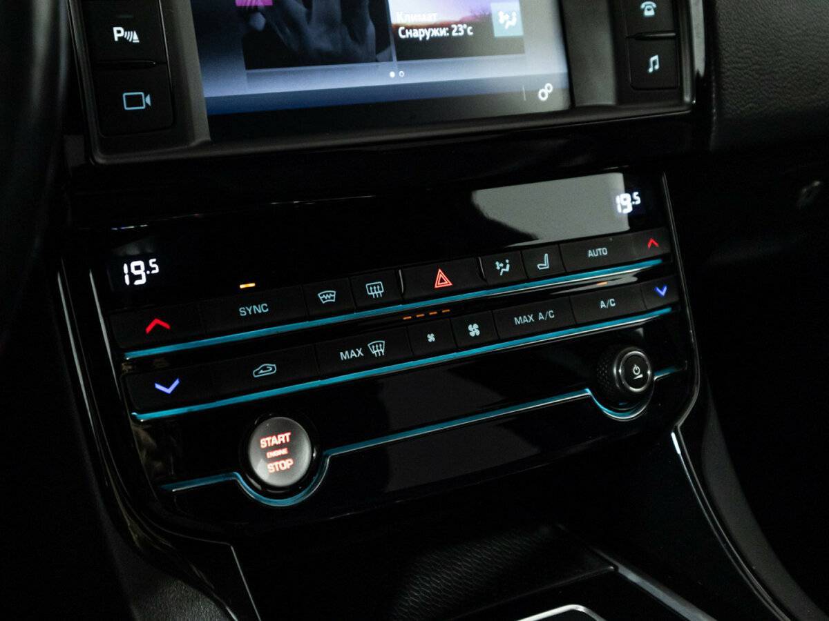 Jaguar XE с пробегом — 2016 год. Фото: #16